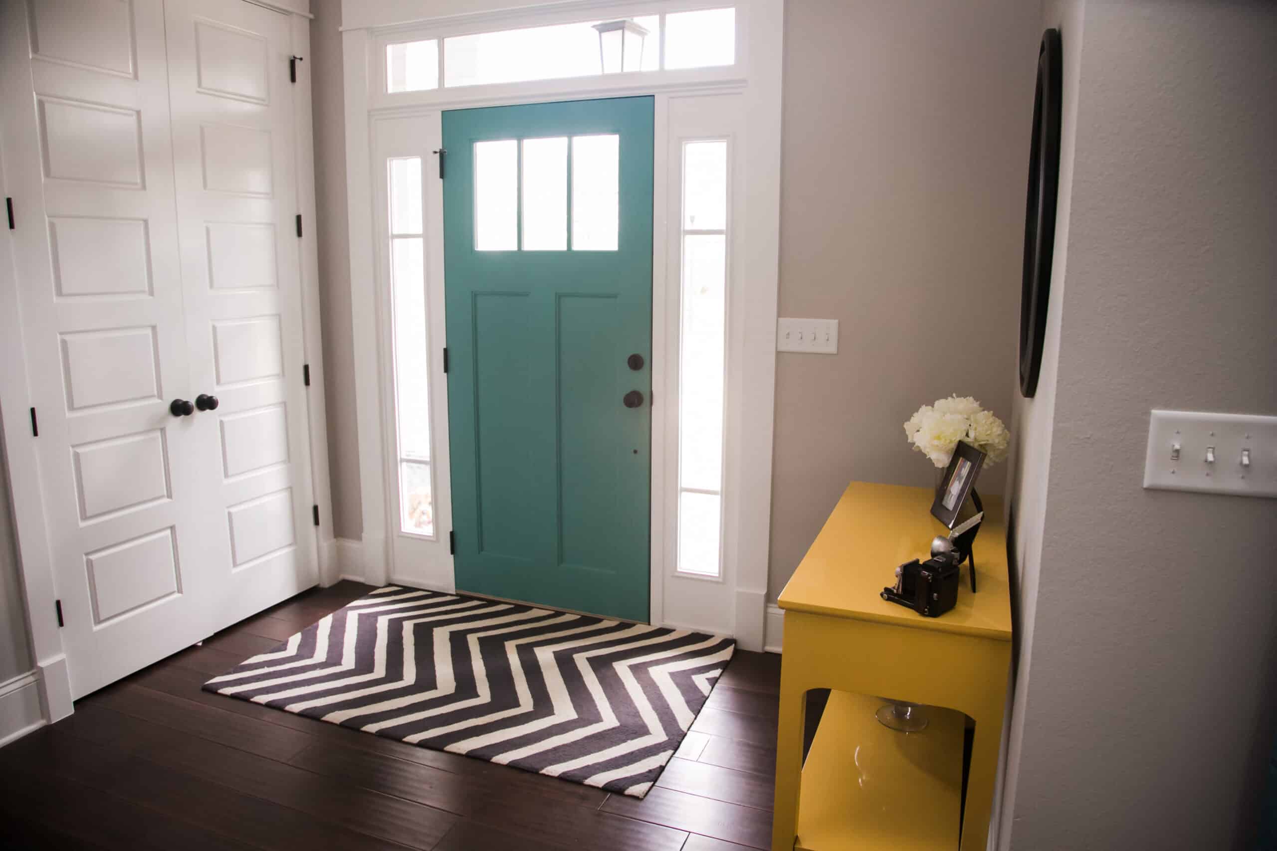 Contemporary,Grey,And,Yellow,Colorful,Modern,Living,Room