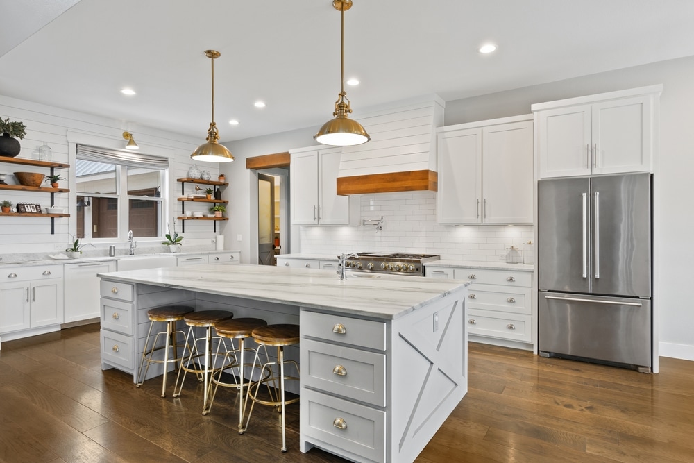 A,White,Kitchen,With,A,Farm,Style