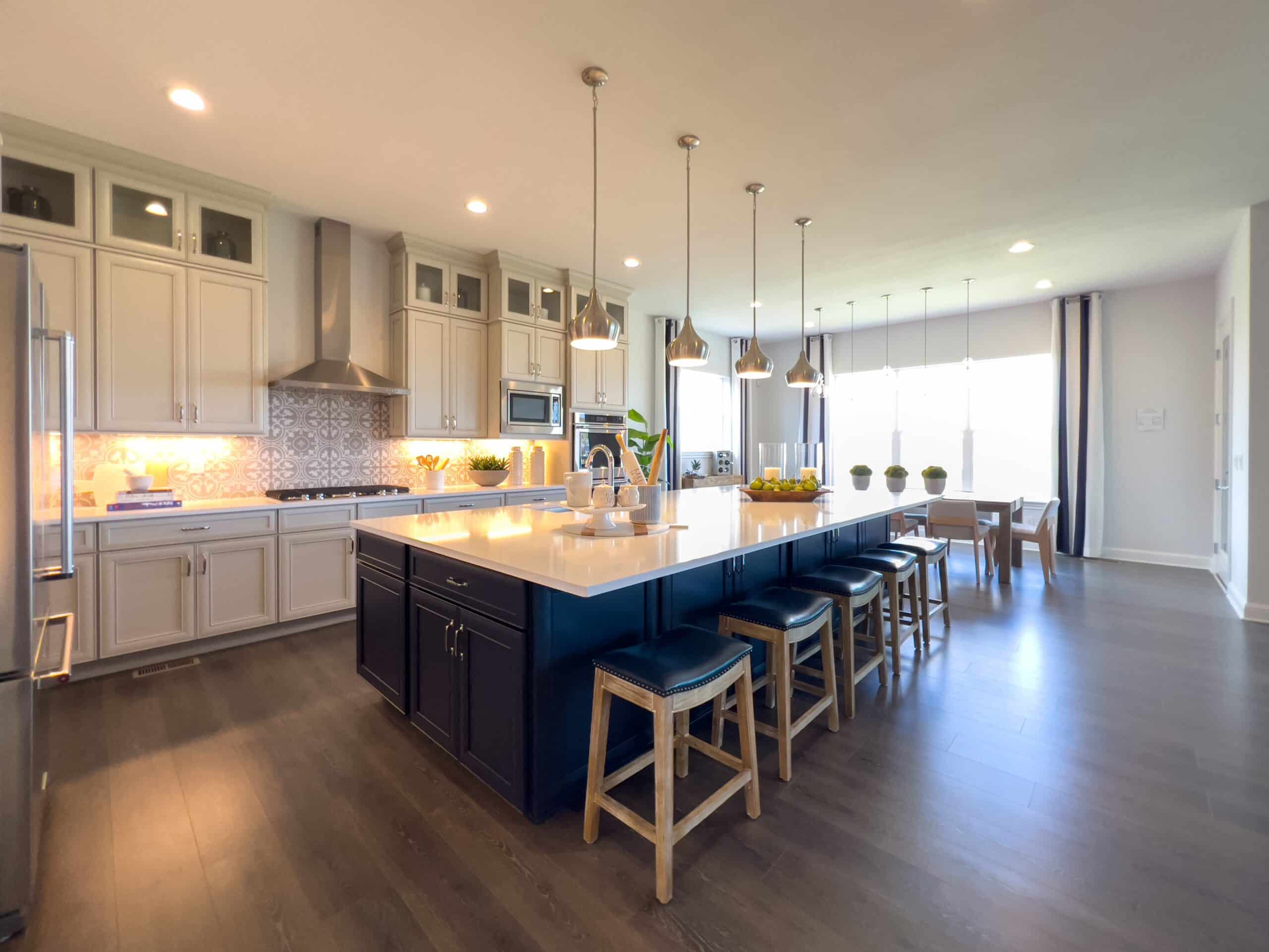 A,Full,View,Of,A,Contemporary,Kitchen,With,Dark,Lower