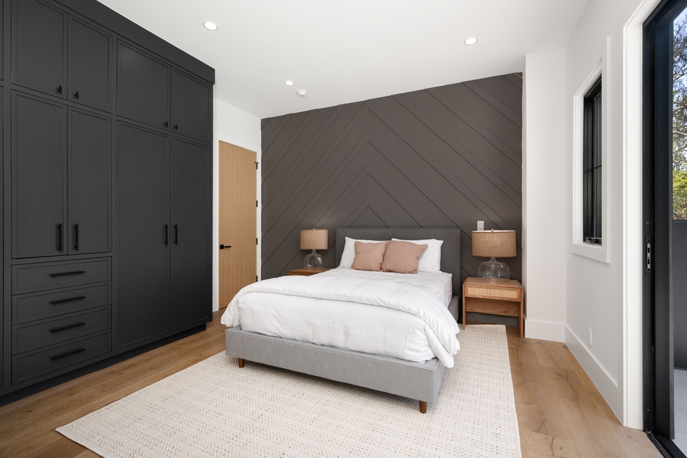 Modern,Bedroom,With,Dark,Built-in,Wardrobes,,A,Cozy,Bed,,And