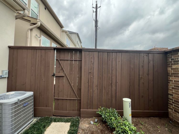 Exterior_Wood_Fence_and_Gate