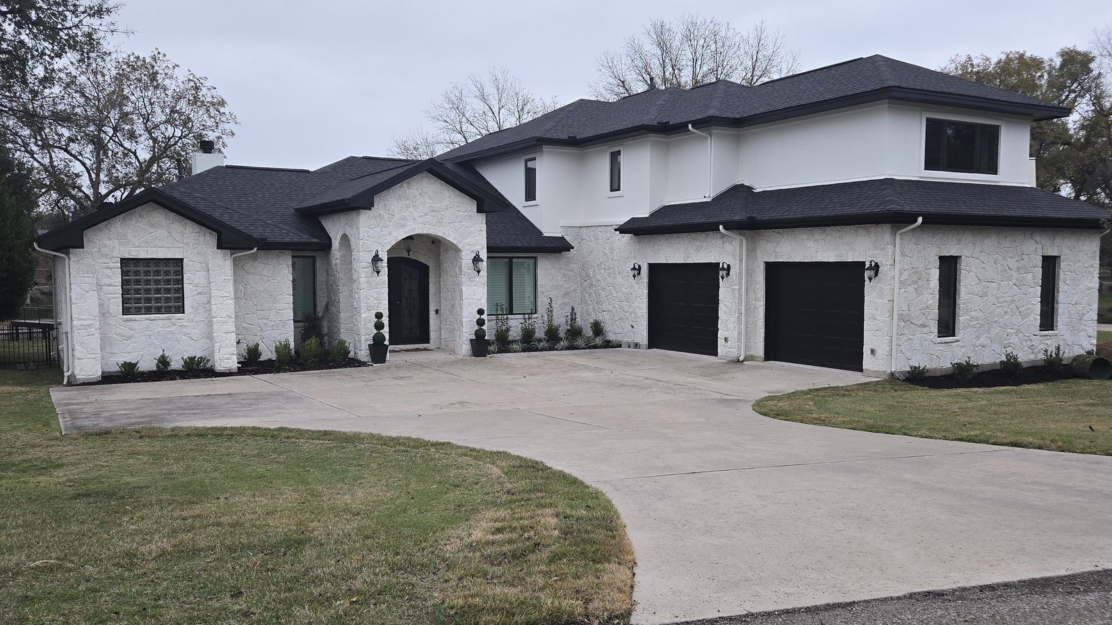 Lime-washed stone exterior painting project in the Bridgepoint neighborhood of Kingsland, TX, near Lake LBJ, completed by Fresh Coat Painters of Marble Falls. ÿþ3