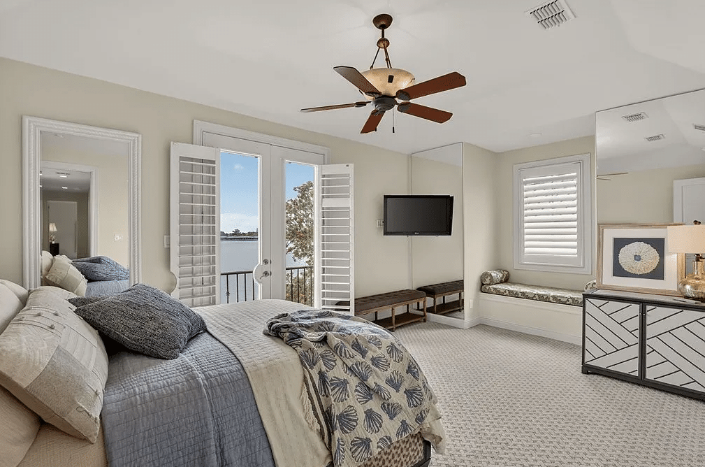 horseshoe-bay-guest-bedroom-painting